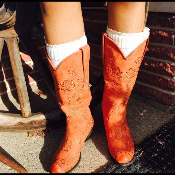 COWBOY BOOTS - Picture 2 of 6